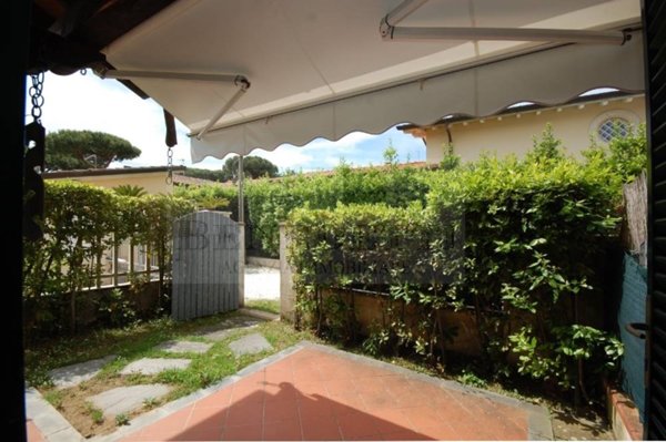 casa indipendente in vendita a Pietrasanta in zona Vignone