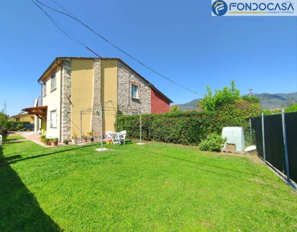 casa indipendente in vendita a Pietrasanta in zona Traversagna