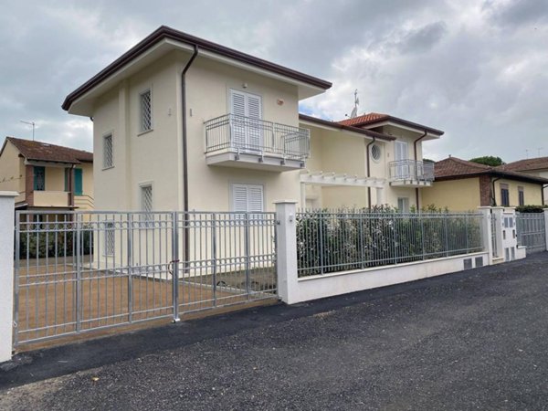 casa indipendente in vendita a Pietrasanta in zona Marina di Pietrasanta