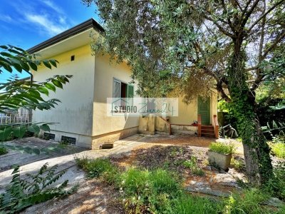 casa indipendente in vendita a Pietrasanta in zona Strettoia