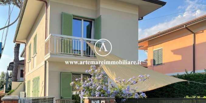 casa indipendente in vendita a Pietrasanta in zona Tonfano