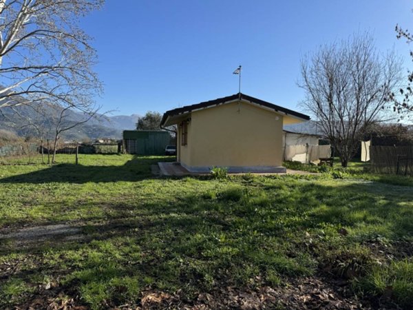 locale di sgombero in vendita a Pietrasanta in zona Capezzano