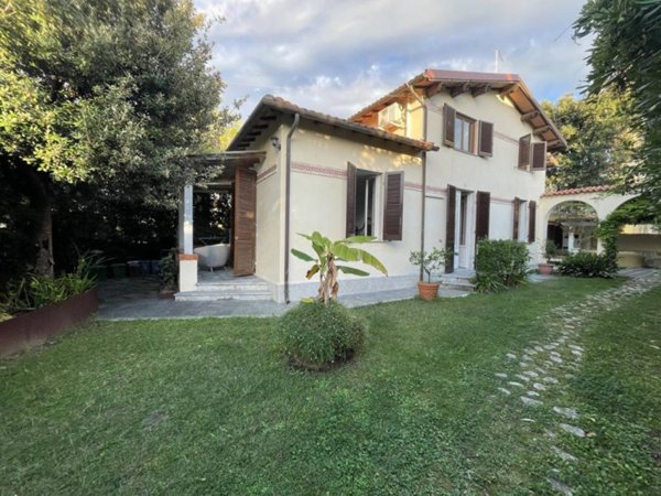 casa indipendente in vendita a Pietrasanta in zona Fiumetto