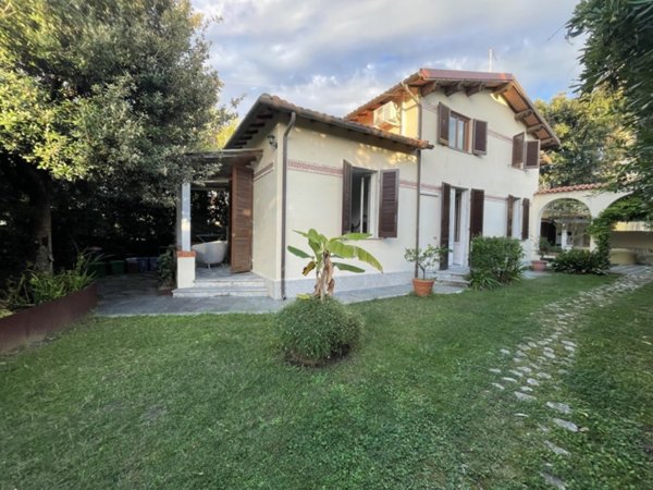 casa indipendente in vendita a Pietrasanta in zona Fiumetto