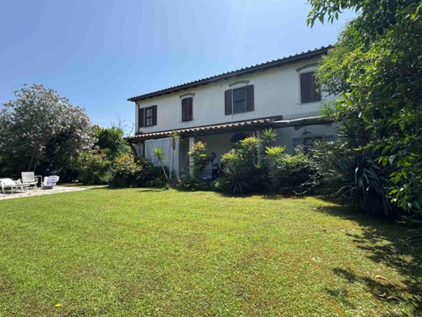 casa indipendente in vendita a Pietrasanta in zona Crociale
