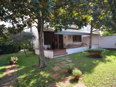 casa indipendente in vendita a Pietrasanta in zona Tonfano