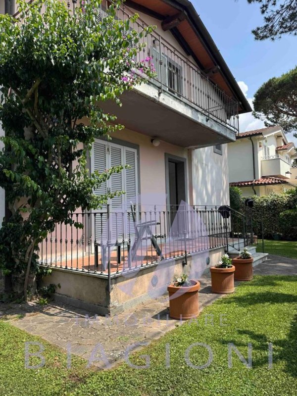 casa indipendente in vendita a Pietrasanta in zona Tonfano