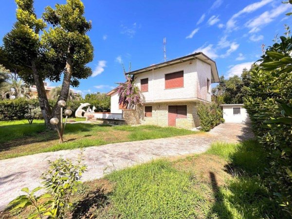 casa indipendente in vendita a Pietrasanta in zona Tonfano