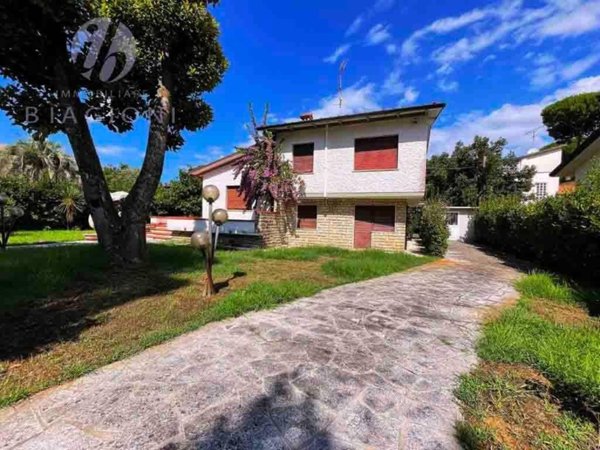 casa indipendente in vendita a Pietrasanta in zona Tonfano