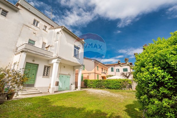 casa indipendente in vendita a Pietrasanta in zona Vignone