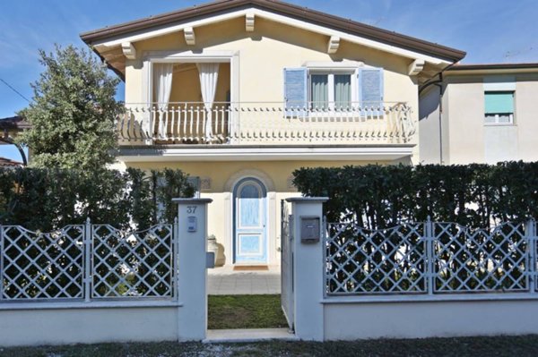 casa indipendente in vendita a Pietrasanta in zona Vignone