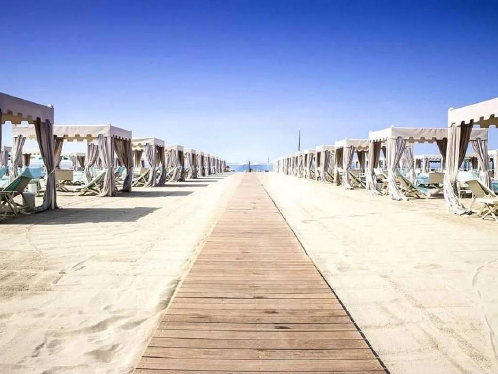 negozio in vendita a Pietrasanta in zona Tonfano