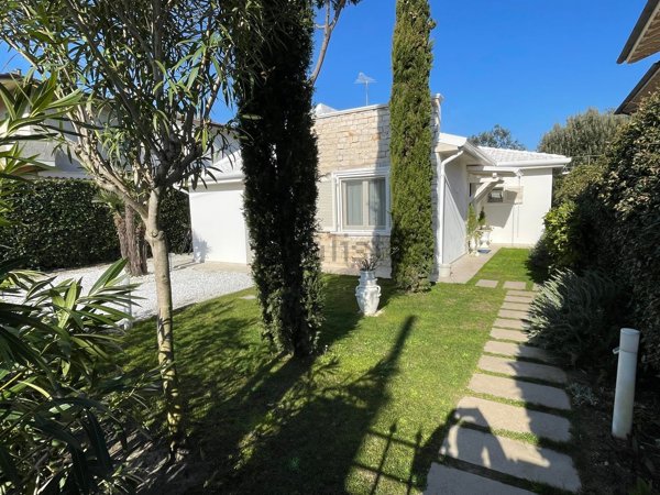 casa indipendente in vendita a Pietrasanta in zona Fiumetto