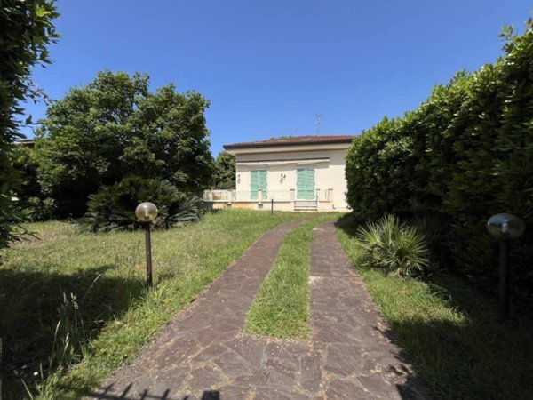 casa indipendente in vendita a Pietrasanta in zona Vignone