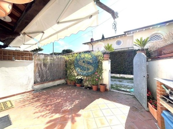 casa indipendente in vendita a Pietrasanta in zona Marina di Pietrasanta