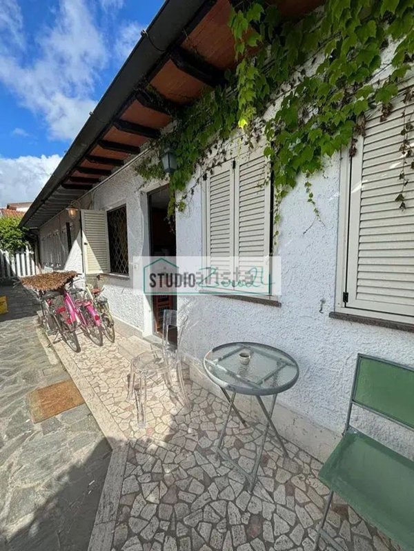 casa indipendente in vendita a Pietrasanta in zona Fiumetto