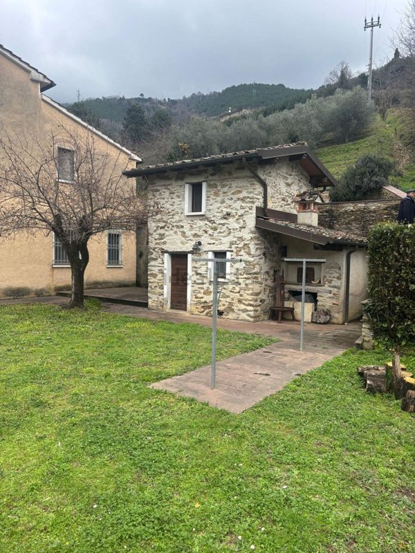casa indipendente in vendita a Pietrasanta in zona Strettoia