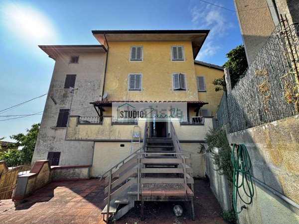 casa semindipendente in vendita a Pietrasanta in zona Capezzano Monte