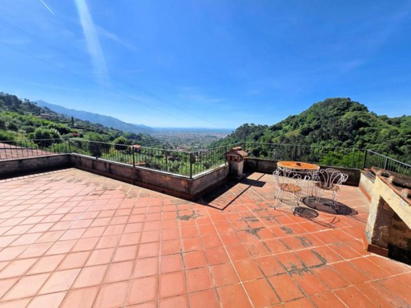 casa indipendente in vendita a Pietrasanta in zona Strettoia