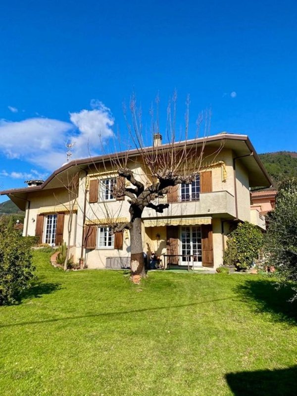 casa indipendente in vendita a Pietrasanta in zona Strettoia