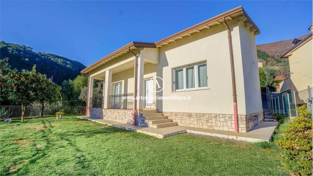 casa indipendente in vendita a Pietrasanta in zona Strettoia