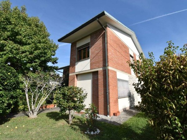 casa indipendente in vendita a Pietrasanta in zona Marina di Pietrasanta