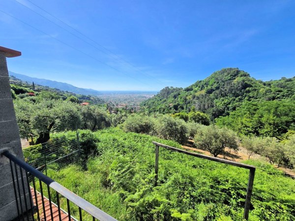 casa indipendente in vendita a Pietrasanta in zona Strettoia