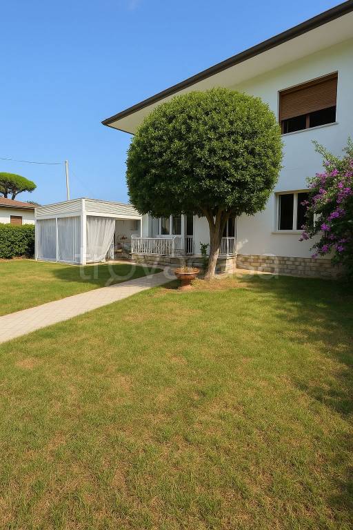 appartamento in vendita a Pietrasanta in zona Marina di Pietrasanta