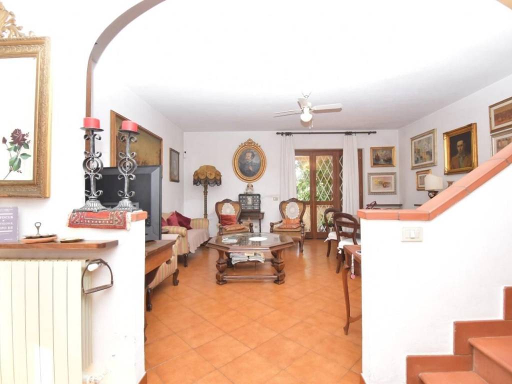 casa indipendente in vendita a Pietrasanta in zona Strettoia