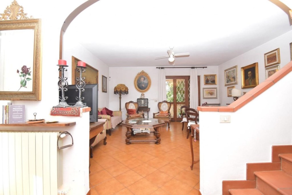 casa indipendente in vendita a Pietrasanta in zona Strettoia