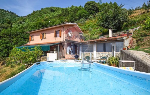 casa indipendente in vendita a Pietrasanta in zona Strettoia