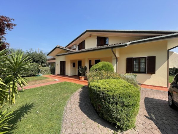 casa indipendente in vendita a Pietrasanta in zona Vignone