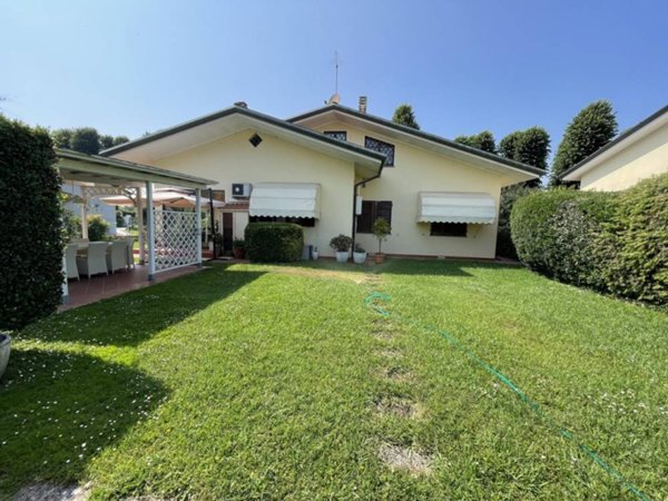 casa indipendente in vendita a Pietrasanta in zona Marina di Pietrasanta