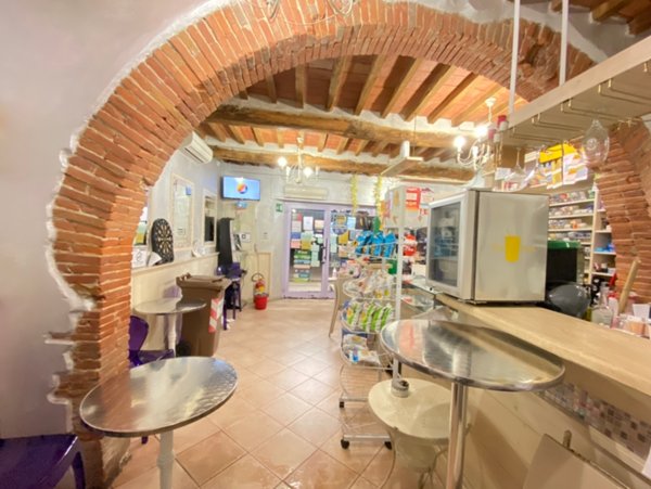 negozio in vendita a Pietrasanta