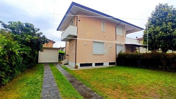casa indipendente in vendita a Pietrasanta in zona Tonfano