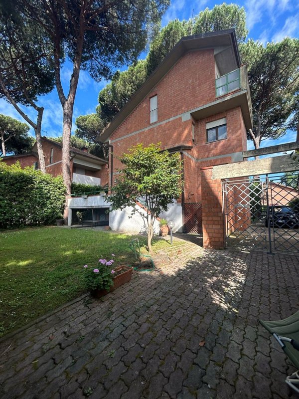 casa indipendente in vendita a Pietrasanta in zona Motrone