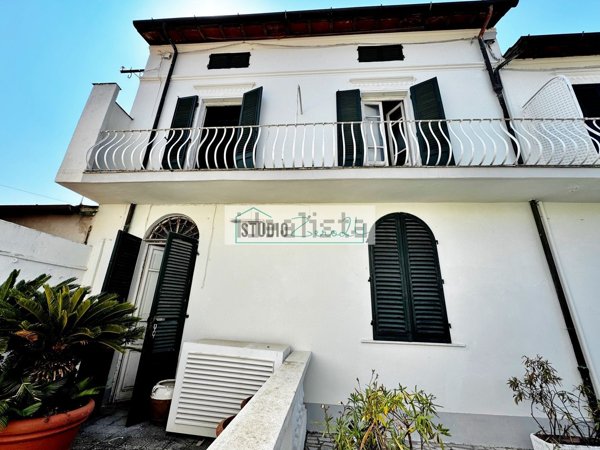 casa indipendente in vendita a Pietrasanta in zona Tonfano