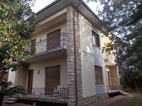 casa indipendente in vendita a Pietrasanta in zona Tonfano