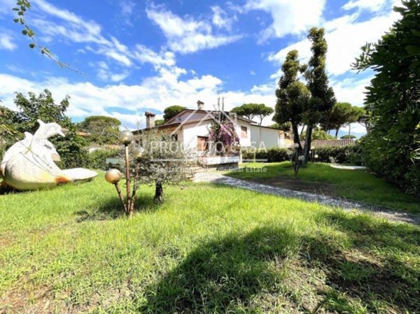 casa indipendente in vendita a Pietrasanta in zona Vignone