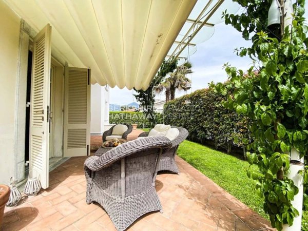 casa indipendente in vendita a Pietrasanta in zona Tonfano