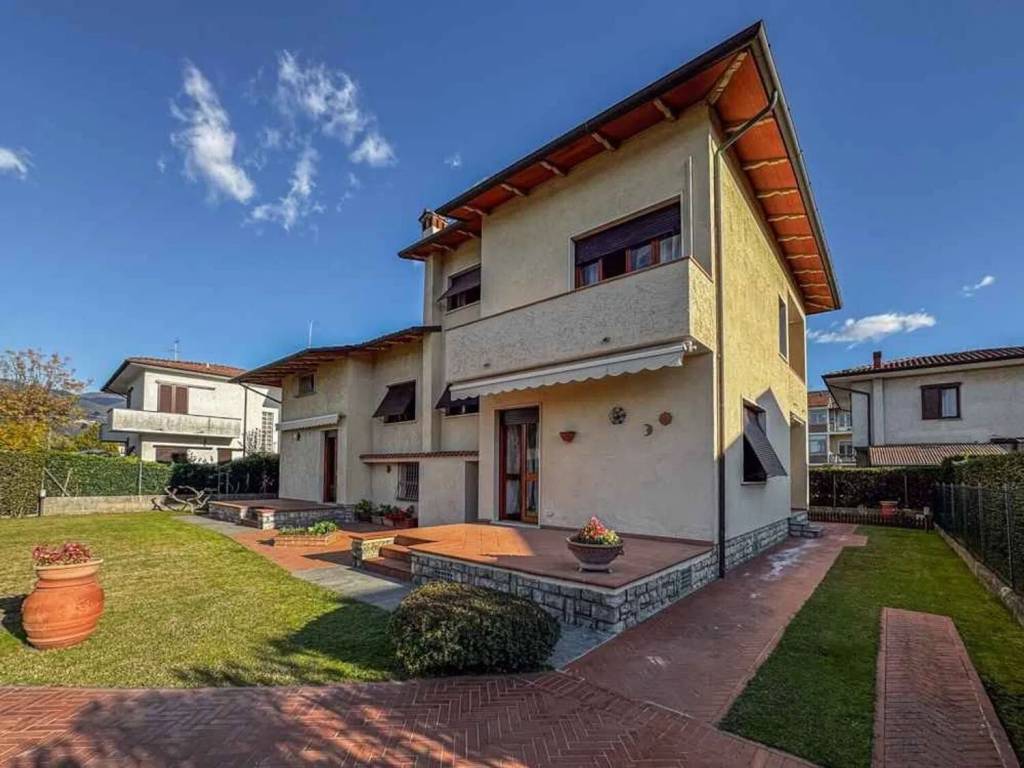 casa indipendente in vendita a Pietrasanta in zona Tonfano