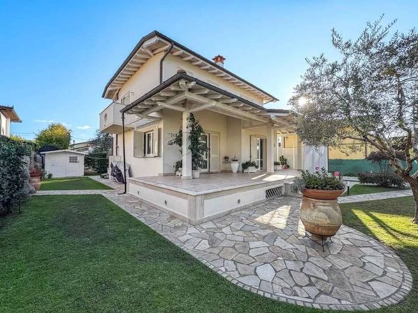 casa indipendente in vendita a Pietrasanta in zona Marina di Pietrasanta