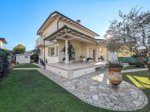 casa indipendente in vendita a Pietrasanta in zona Marina di Pietrasanta
