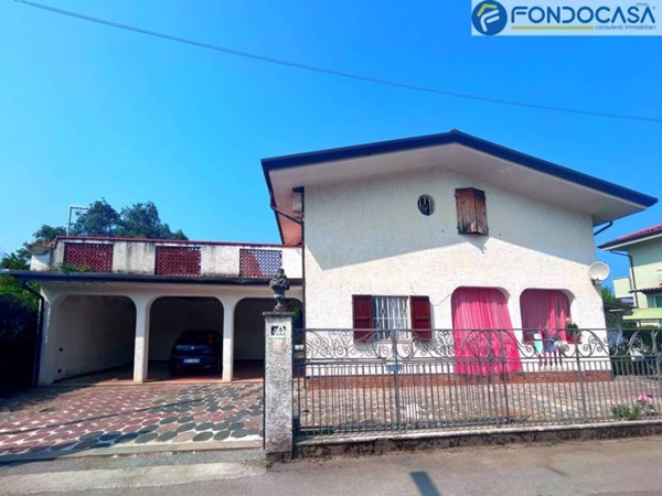 casa indipendente in vendita a Pietrasanta in zona Strettoia