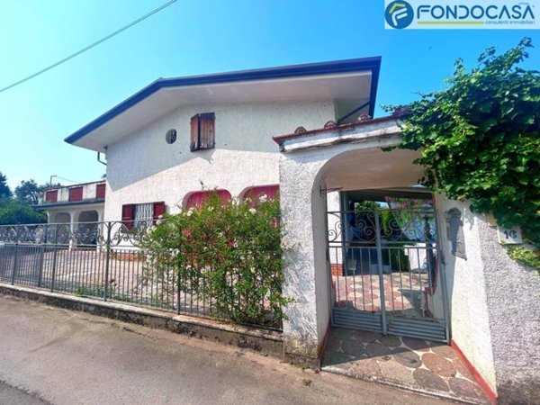 casa indipendente in vendita a Pietrasanta in zona Strettoia