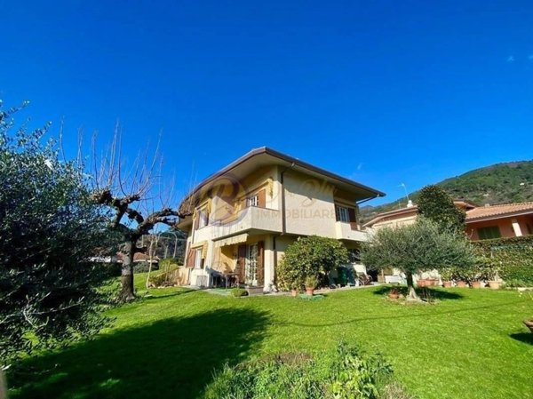 casa indipendente in vendita a Pietrasanta in zona Strettoia
