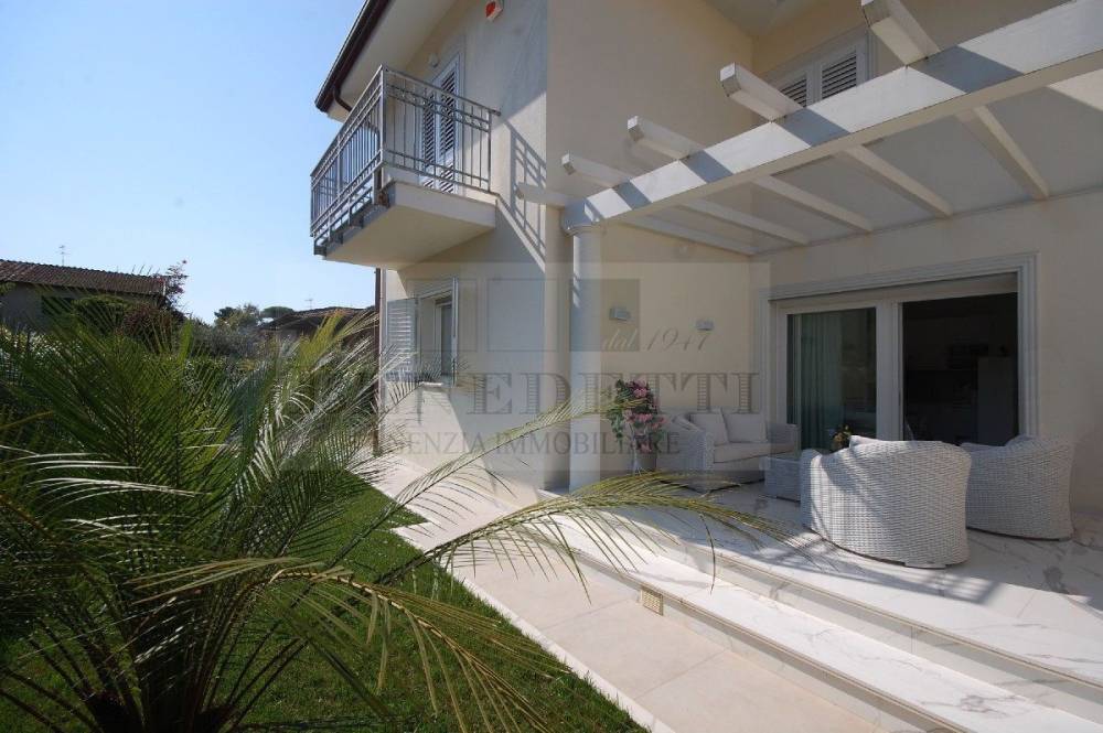 casa indipendente in vendita a Pietrasanta in zona Vignone