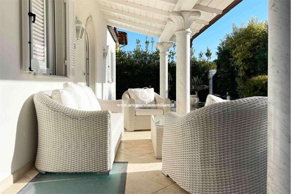 casa indipendente in vendita a Pietrasanta in zona Tonfano