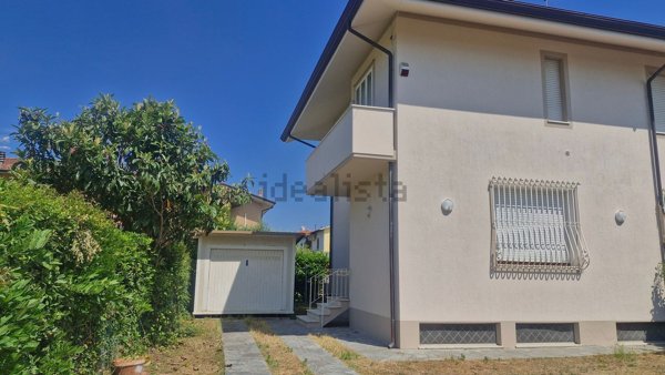 casa indipendente in vendita a Pietrasanta in zona Tonfano