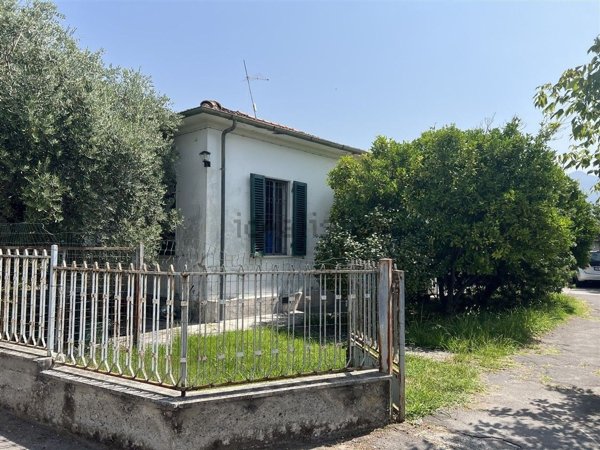 casa indipendente in vendita a Pietrasanta in zona Strettoia